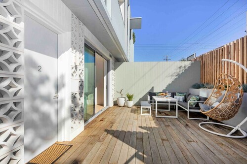 Terrace LUXE- 100m to shops, 2 KING beds, Parking