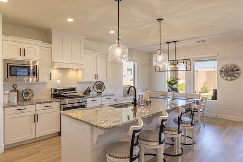 3 King En Suites - Single-Level, Walk to Clubhouse