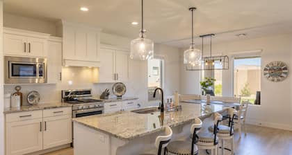 3 King En Suites - Single-Level, Walk to Clubhouse