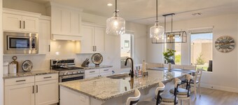 3 King En Suites - Single-Level, Walk to Clubhouse