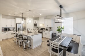 Frigorifero, microonde, forno, piano cottura