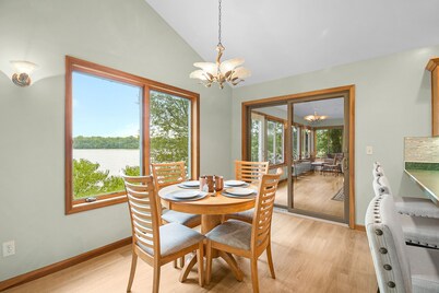 NEW Spacious Lakehouse Retreat +private pier