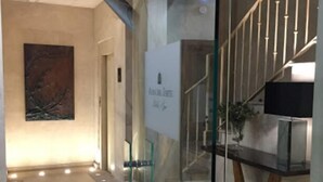 Un interior moderno con un separador de vidrio, una escalera y un diseño minimalista.