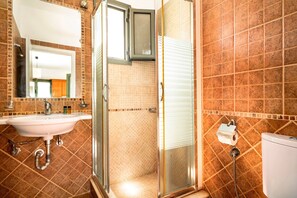 Shower, free toiletries, hair dryer, towels - Holiday Accommodation "Alkionides Apartment 3" with pine forest overlook (Lefkada)