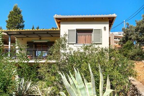 Exterior detail - Holiday Accommodation "Alkionides Apartment 3" with pine forest overlook (Lefkada)