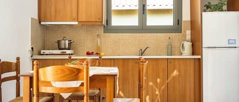 Fridge, stovetop, coffee/tea maker, electric kettle