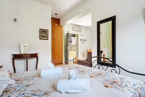 1 habitación, tabla de planchar con plancha, wifi gratis y ropa de cama 