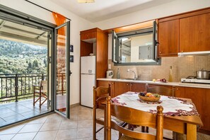 Fridge, stovetop, coffee/tea maker, electric kettle