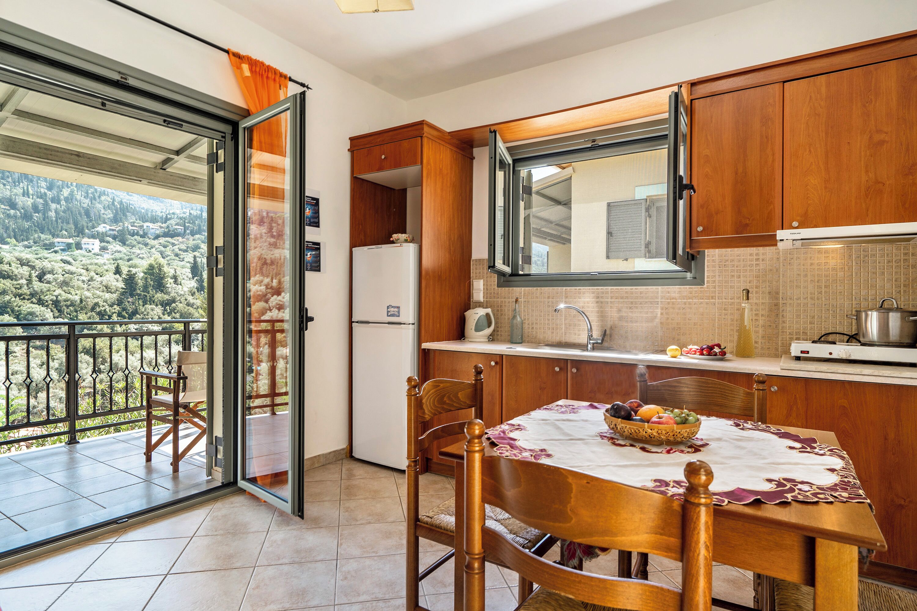 Réfrigérateur, plaque de cuisson, cafetière/bouilloire