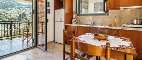 Réfrigérateur, plaque de cuisson, cafetière/bouilloire