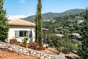 Exterior - Holiday Accommodation "Alkionides Apartment 1" with pine forest overlook (Lefkada)