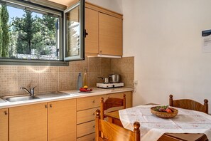 Fridge, stovetop, coffee/tea maker, electric kettle