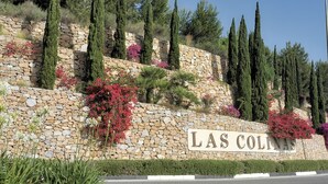 A stone wall with a sign reading 'LAS COLINAS' and various plants and trees. - Holiday Home 'Beautiful House in Campoamor Golf' with Shared Pool & Wi-Fi (Campoamor)