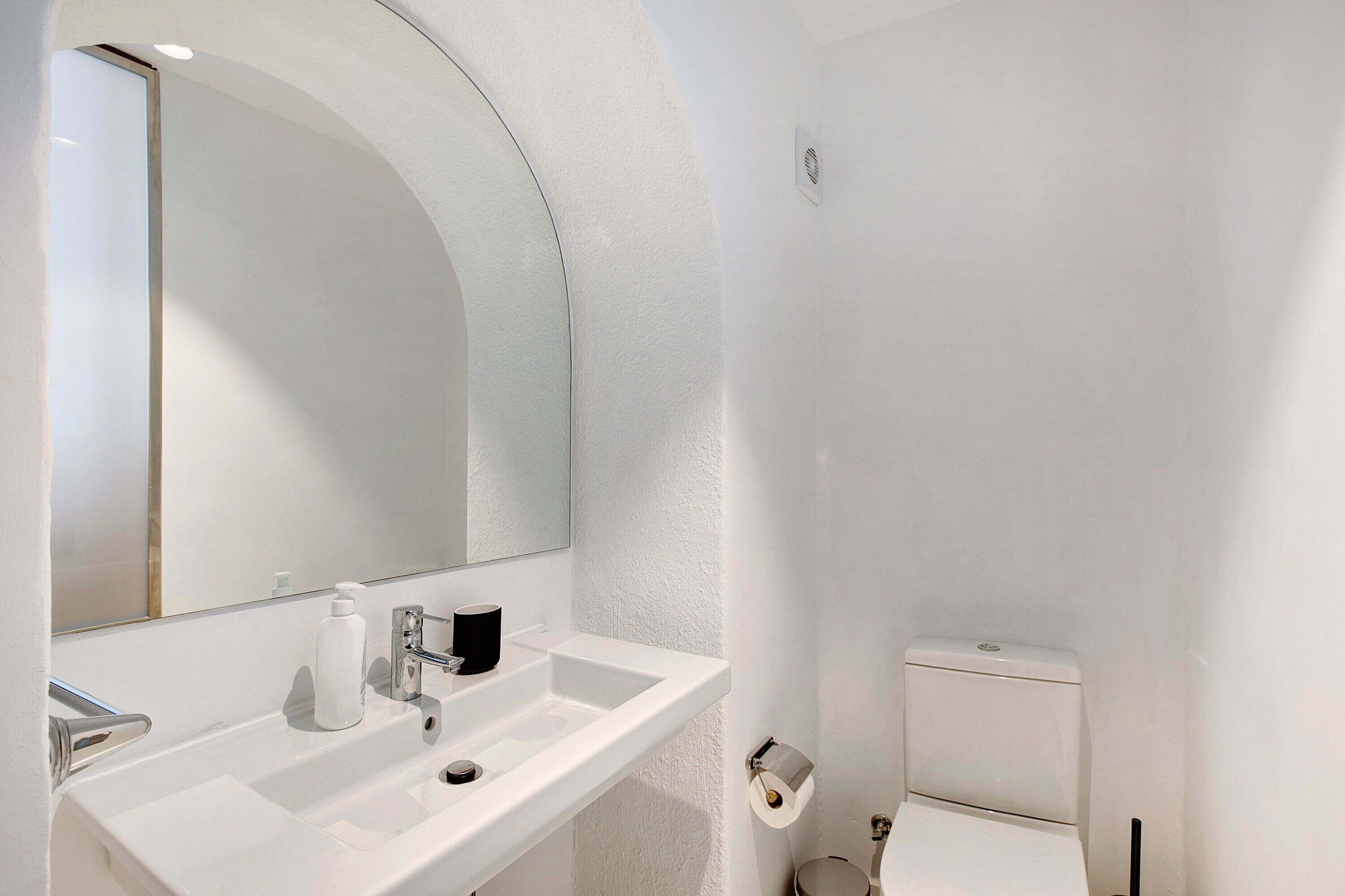 Douche, sèche-cheveux, serviettes fournies