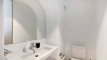 Douche, sĂšche-cheveux, serviettes fournies