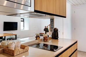 Fridge, microwave, stovetop, coffee/tea maker - Vacation Home 'Linaje del Pago Listán Negro' with Sea View, Pool, Private Balcony & Wi-Fi (El Sauzal)