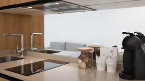 Eine moderne Küche mit Edelstahlgeräten, einem eingebauten Backofen und einer eleganten Arbeitsplatte.
