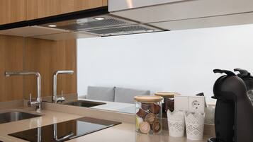 Kühlschrank, Mikrowelle, Ofen, Herdplatte