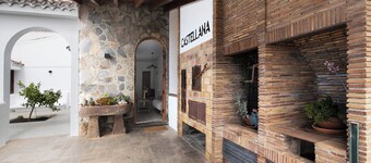 Vakantiehuis 'Linaje del Pago Castellana' met Uitzicht op de Bergen, Zwembad & Wi-Fi