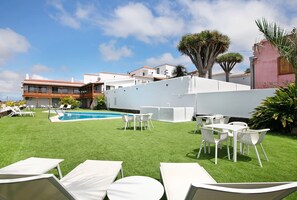 Outdoor dining - Vacation Home 'Linaje del Pago Castellana' with Mountain View, Pool & Wi-Fi (El Sauzal)