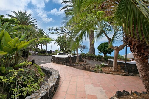 Vacation Home 'Linaje del Pago Castellana' with Mountain View, Pool & Wi-Fi