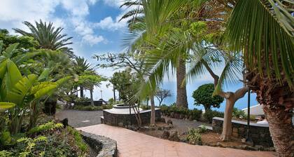 Vacation Home 'Linaje del Pago Castellana' with Mountain View, Pool & Wi-Fi