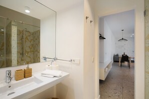 Shower, hair dryer, towels - Vacation Home 'Linaje del Pago Castellana' with Mountain View, Pool & Wi-Fi (El Sauzal)