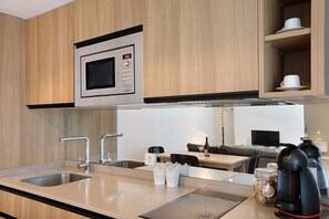 Fridge, microwave, stovetop, coffee/tea maker - Vacation Home 'Linaje del Pago Listán Blanco' with Sea View, Pool & Wi-Fi (Sauzal)