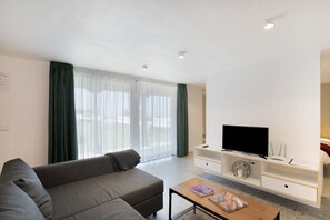 TV - Vacation Home 'Linaje del Pago Listán Blanco' with Sea View, Pool & Wi-Fi (Sauzal)