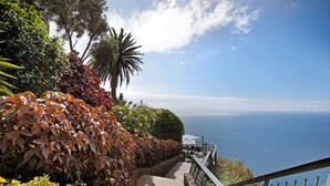 A staircase leading to a terrace with a view of the sea, surrounded by lush greenery. - Vacation Home 'Linaje del Pago Malvasia' with Sea View, Pool, Private Balcony & Wi-Fi (Sauzal)