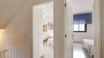 3 slaapkamers, een strijkplank/strijkijzer, gratis wifi, beddengoed