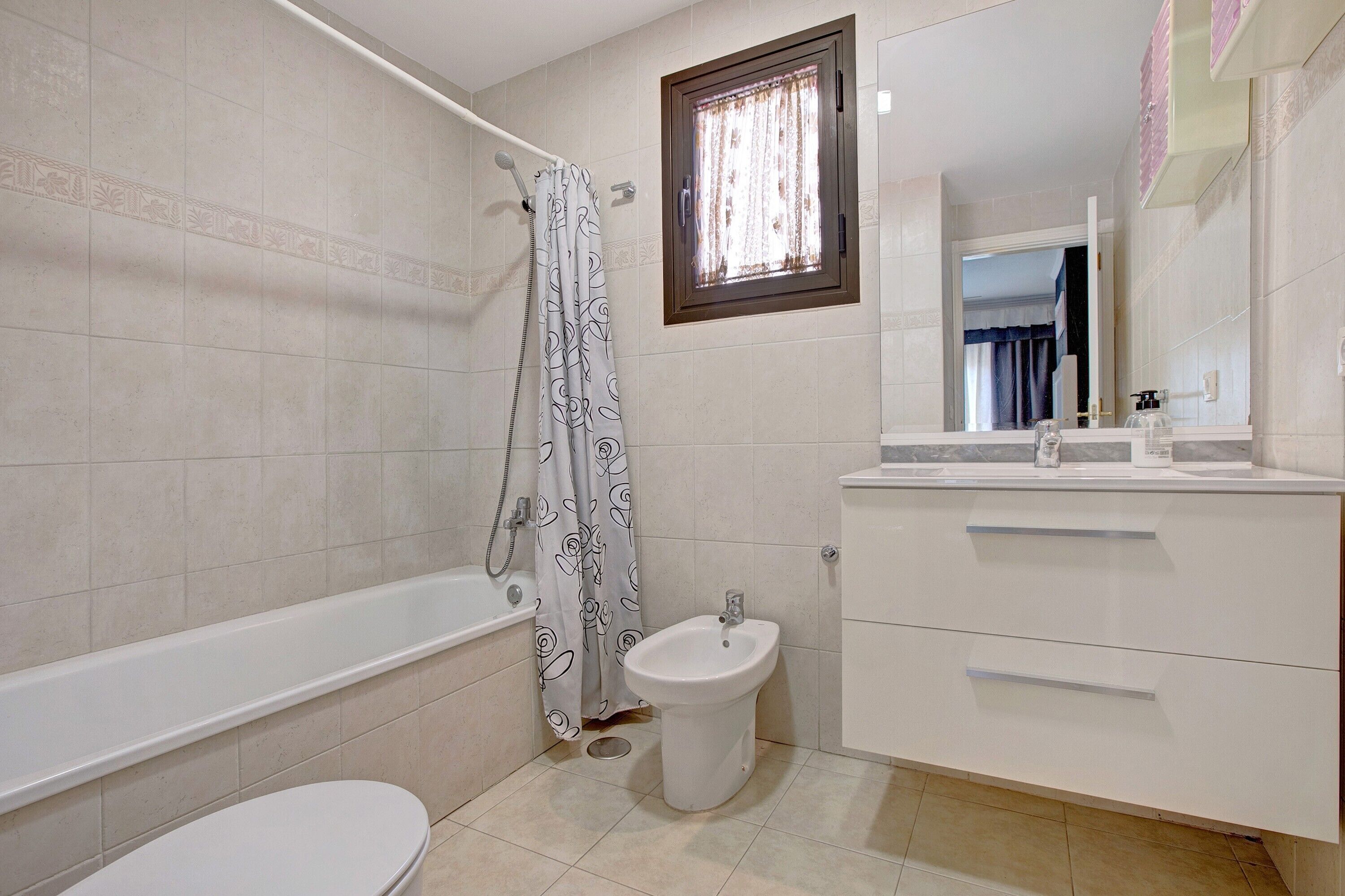 Badewanne, Haartrockner, Handtücher