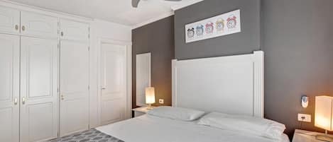 3 室のベッドルーム、アイロン / アイロン台、WiFi (無料)、ベッドシーツ