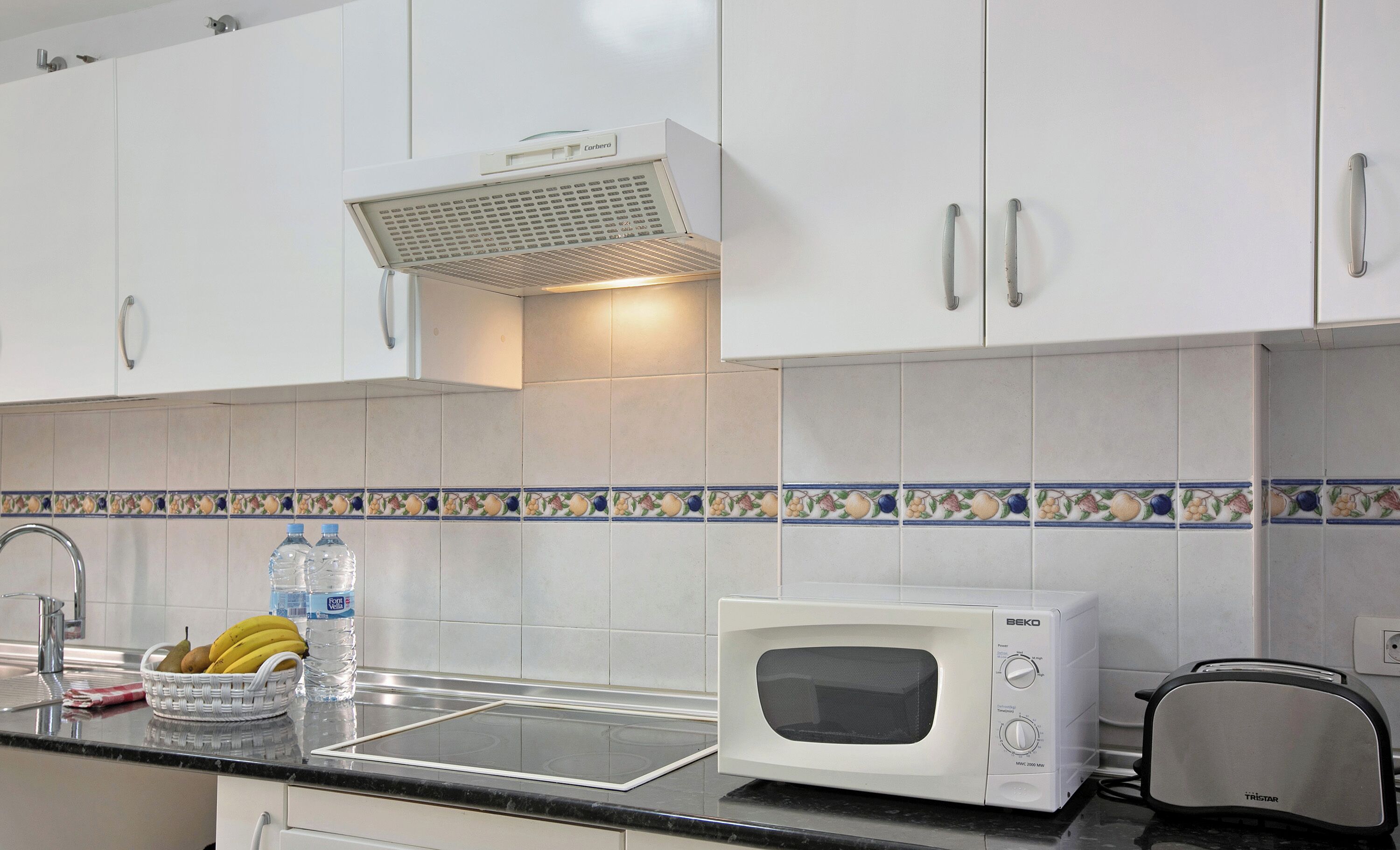 Een koelkast, een magnetron, een oven, een kookplaat