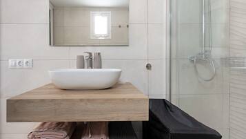 Dusche, Haartrockner, Handtücher