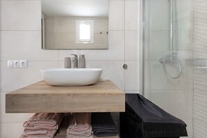 Een douche, een haardroger, handdoeken