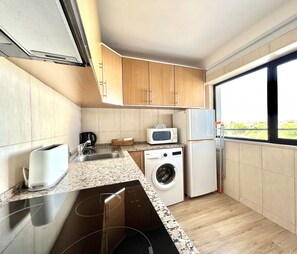 Kühlschrank, Mikrowelle, Ofen, Wasserkocher mit Kaffee-/Teezubehör