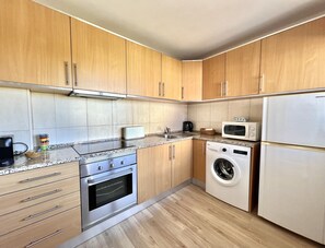 Kühlschrank, Mikrowelle, Ofen, Wasserkocher mit Kaffee-/Teezubehör