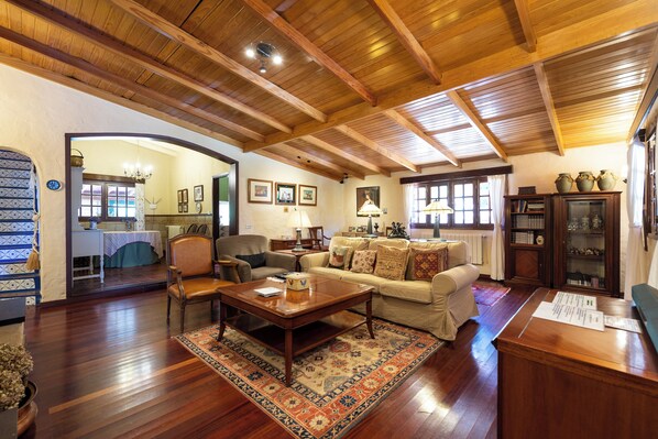 TV, video games, stereo - "Villa Rural El Poleo DR" with Sea View, Pool, Wi-Fi & Terrace (Saucillo)