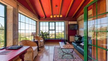 Una televisión, videojuegos, un reproductor estéreo