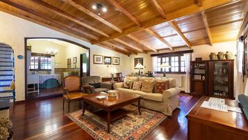 Een televisie, videogames en een stereo