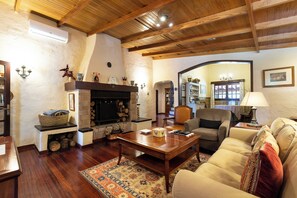 TV, video games, stereo - "Villa Rural El Poleo DR" with Sea View, Pool, Wi-Fi & Terrace (Saucillo)