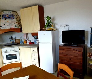 Fridge, oven, stovetop, coffee/tea maker - Mini apartment "CirPi" (max 4 people) Desusino near the sea (Butera)