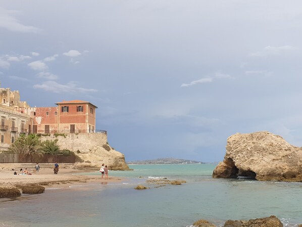 Playa en los alrededores y camastros 
