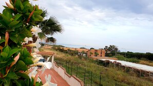 A coastal residential area with houses, a fenced garden, and a view of the sea. - Mini apartment "CirPi" (max 4 people) Desusino near the sea (Butera)