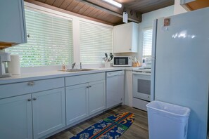 冰箱、微波炉、烤箱、炉灶