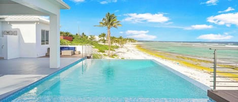 Piscine à débordement, chaises longues