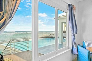 Piscine à débordement, chaises longues