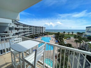 Outdoor dining - G516  2BR condo w/bunkbed, Gulf view, private balcony & resort amenities (Fort Walton Beach)