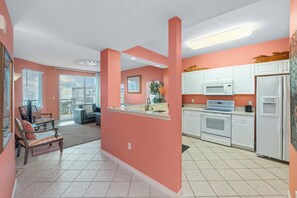 Jääkaappi, mikroaaltouuni, uuni, liesi